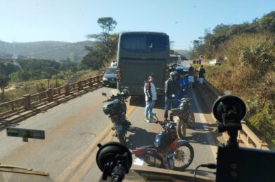 Acidente entre carros e ônibus do Exército interdita totalmente BR-040, em Congonhas - Foto: Reprodução