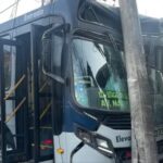 Ônibus sem freio, bate em poste e derruba muro de casa no bairro Goiânia, em BH - Foto: Reprodução/Redes Sociais