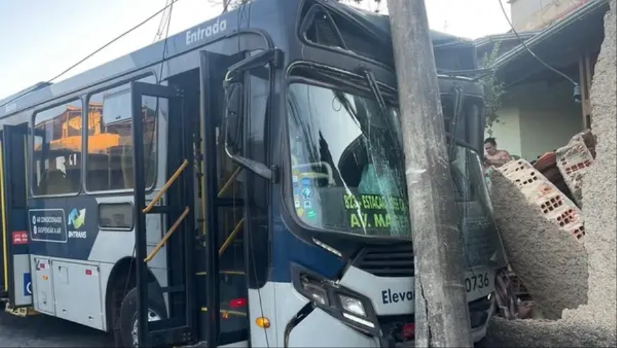 Ônibus sem freio, bate em poste e derruba muro de casa no bairro Goiânia, em BH - Foto: Reprodução/Redes Sociais