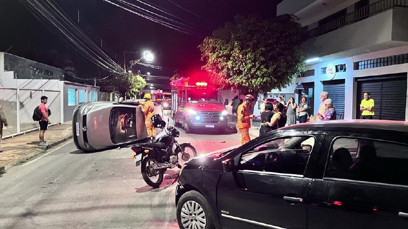 Mulher fica presa às ferragens após carro capotar em Sete Lagoas - Foto: Divulgação/Corpo de Bombeiros