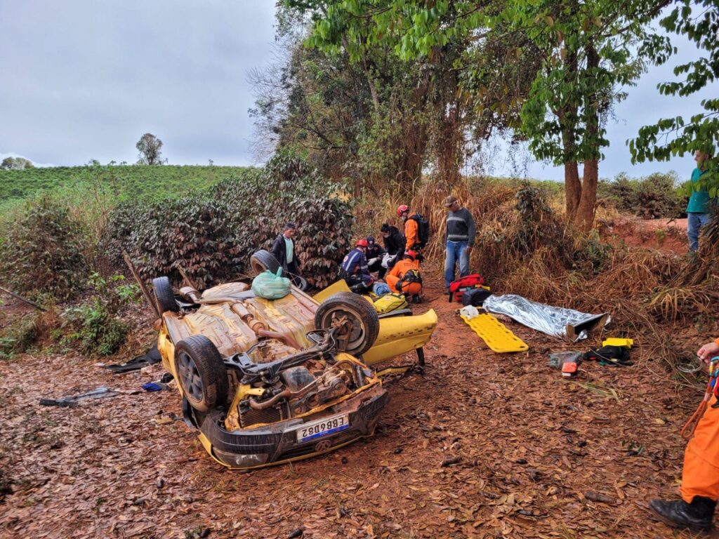 Duas pessoas morrem após carro capotar em estrada de Três Pontas - Foto: Divulgação/Corpo de Bombeiros