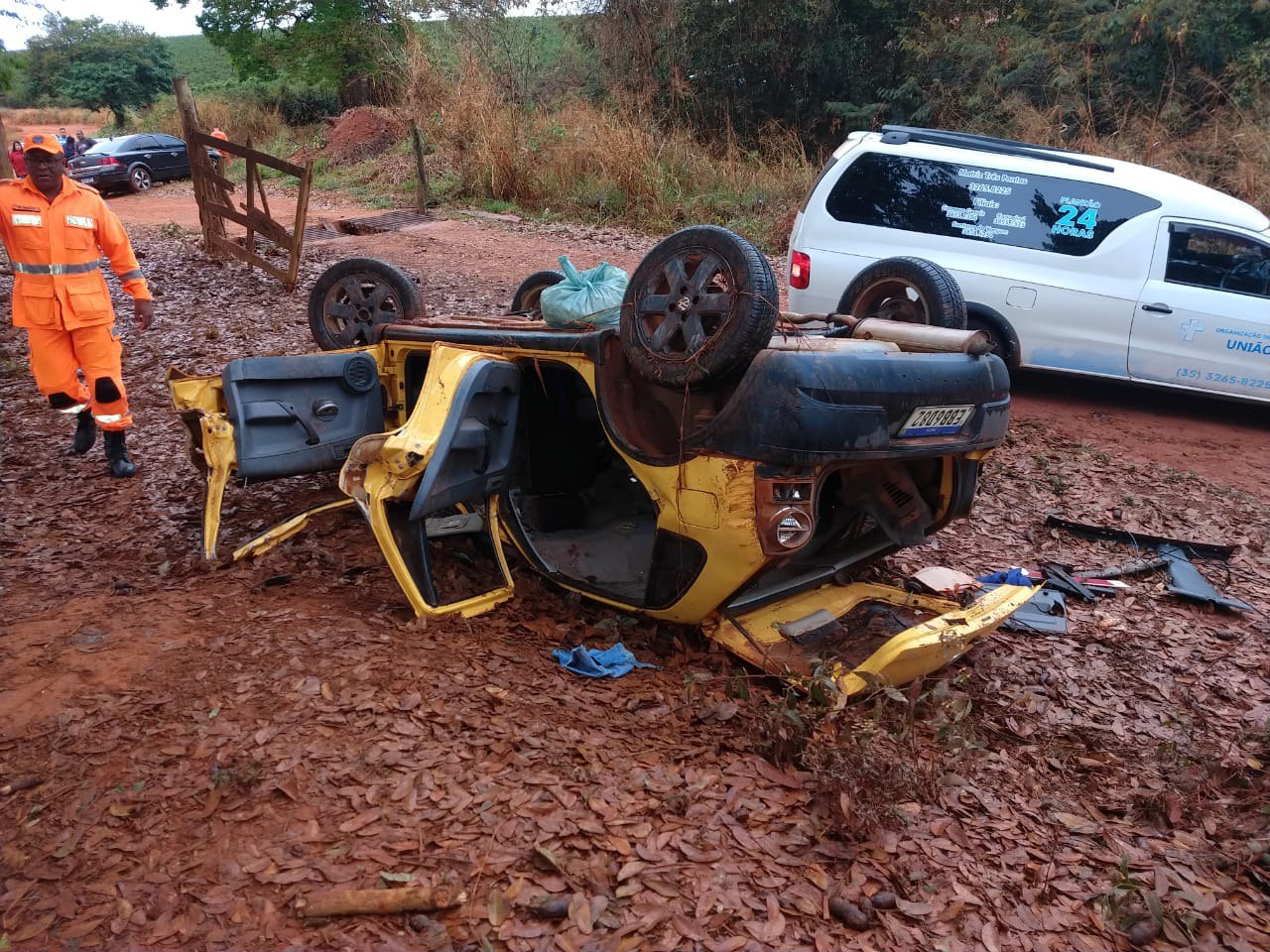 Duas pessoas morrem após carro capotar em estrada de Três Pontas - Foto: Divulgação/Corpo de Bombeiros