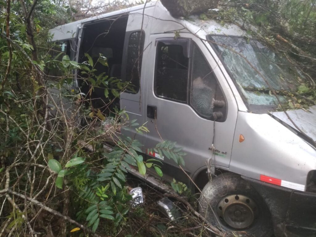 Van com 16 passageiros capota e deixa feridos em Diamantina - Foto: Divulgação/Corpo de Bombeiros