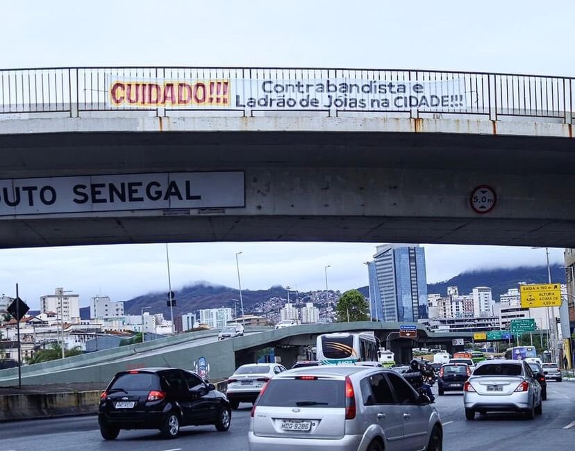 Faixas são espalhadas na chegada de Jair Bolsonaro a BH: 'Ladrão de joias na cidade' - Foto: Reprodução/Redes Sociais