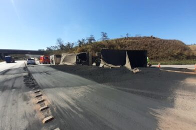 Motorista fica ferido após carreta bitrem com minério tombar na rodovia BR-040, em Congonhas - Foto: Divulgação/Corpo de Bombeiros
