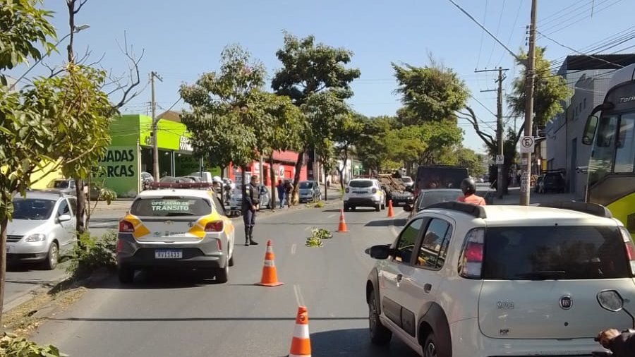 Carro capota e mulher fica ferida na Avenida Pedro II, em BH - Foto: Divulgação/BHTrans