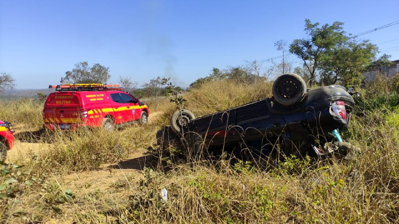 Idoso morre após carro capotar na MG-010, em Jaboticatubas - Foto: Divulgação/Corpo de Bombeiros