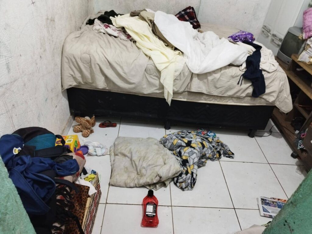 Duas crianças de 3 e 5 são encontradas sozinhas dentro de casa e sem comida no Barreiro, em BH - Foto: Divulgação/PMMG
