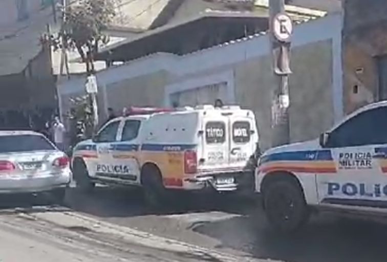 Criminosos invadem escola estadual durante fuga da polícia no bairro Céu Azul, em BH - Foto: Reprodução/Redes Sociais