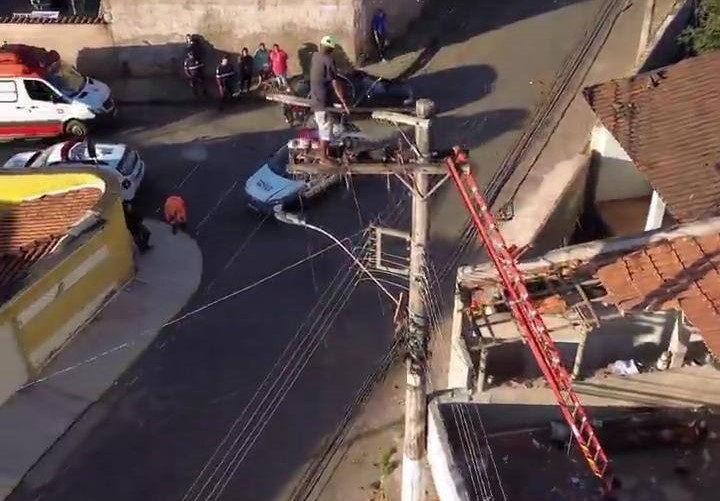 Vídeo: Há mais 17 horas, homem continua em cima de poste após fuga da polícia em Itabira - Foto: Arquivo pessoal/Marcilene Santos