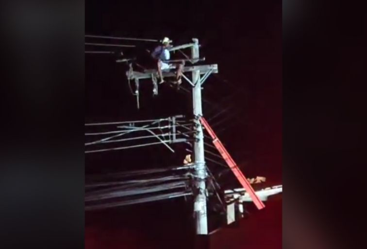 Homem sobe em poste de energia elétrica após fuga da polícia no bairro Clóvis Alvim, em Itabira; VÍDEO - Foto: Reprodução