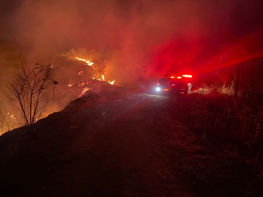 Incêndio mobiliza bombeiros no Parque Estadual Serra Verde, em BH - Foto: Divulgação/Corpo de Bombeiros