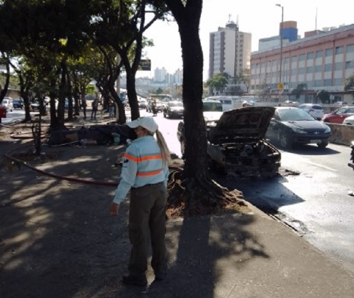 Carro pega fogo e complica trânsito na Avenida Cristiano Machado, em BH - Foto: Divulgação/BHTrans