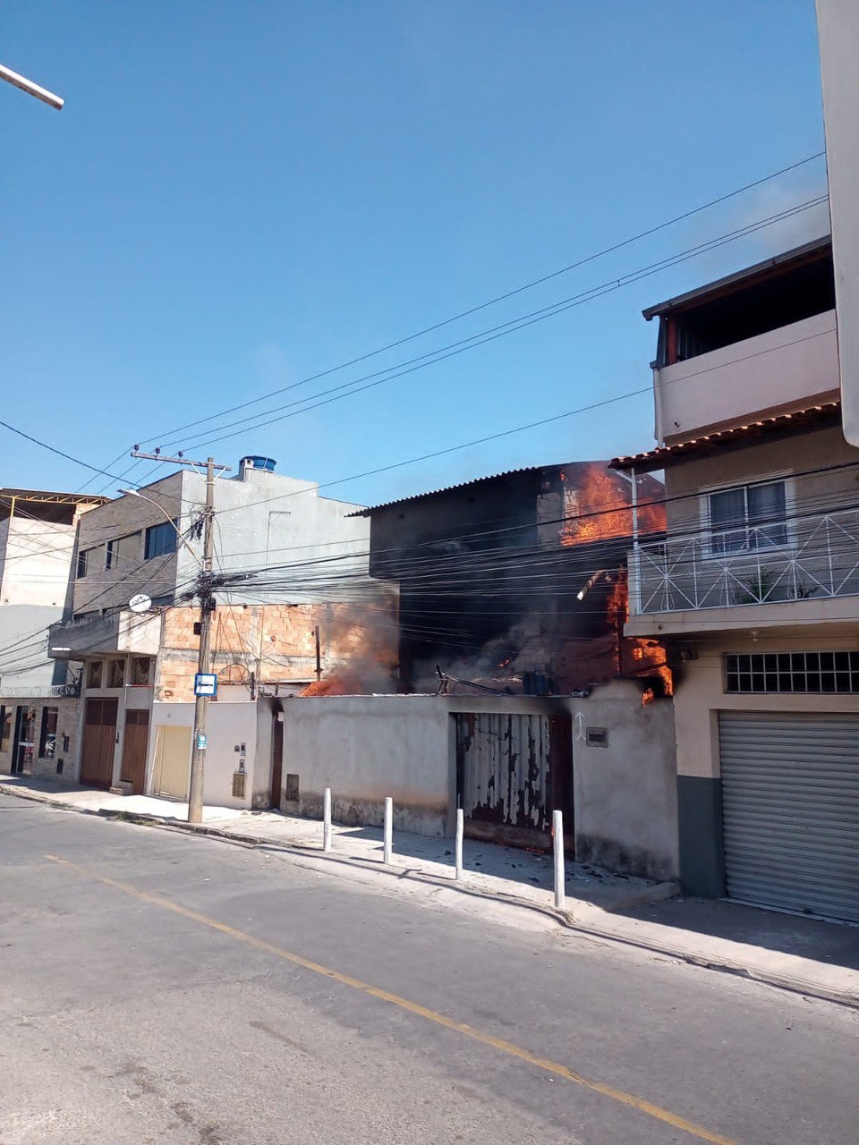 Idosa fica ferida após incêndio em casa no bairro São Luiz, em Betim - Foto: Divulgação/Corpo de Bombeiros