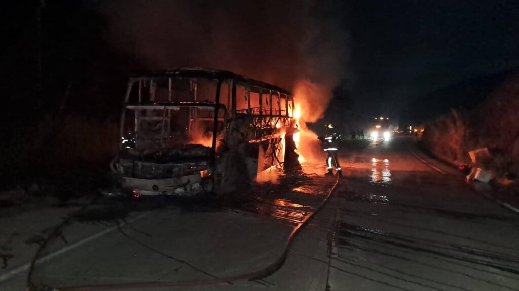 Ônibus de viagem com 30 passageiros pega fogo e interdita trânsito na BR-381, em Antônio Dias - Foto: Divulgação/Corpo de Bombeiros