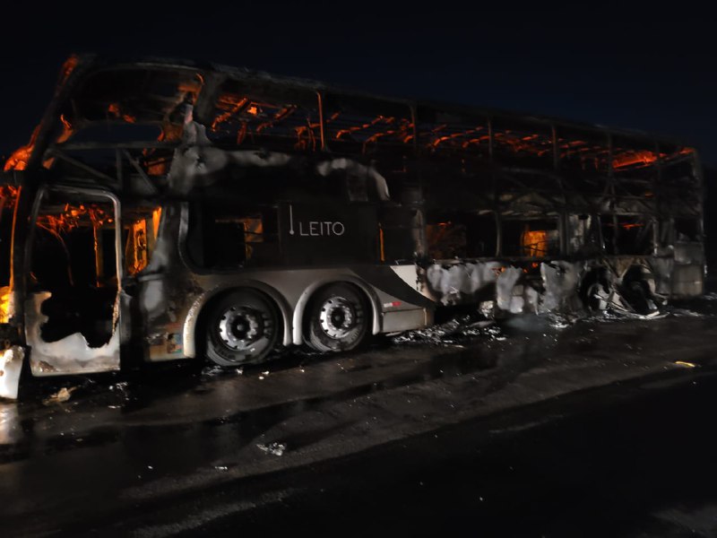 Ônibus de turismo com 59 ocupantes pega fogo na BR-251, em Francisco Sá - Foto: Divulgação/Corpo de Bombeiros