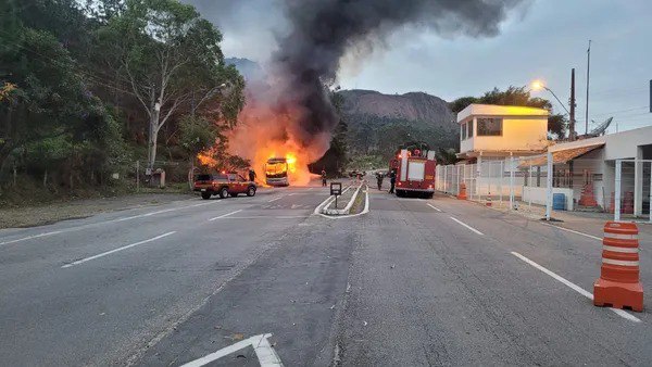 Ônibus com 43 passageiros pega fogo e fecha rodovia MG-353, em Juiz de Fora - Foto: Divulgação/Corpo de Bombeiros