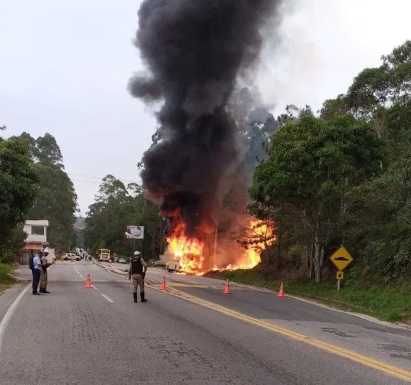 Ônibus com 43 passageiros pega fogo e fecha rodovia MG-353, em Juiz de Fora - Foto: Divulgação/Corpo de Bombeiros