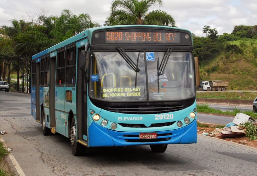 Três pessoas ficam feridas após acidente entre ônibus e caminhão no Anel Rodoviário, em BH - Foto: Divulgação/Tiago Ramos