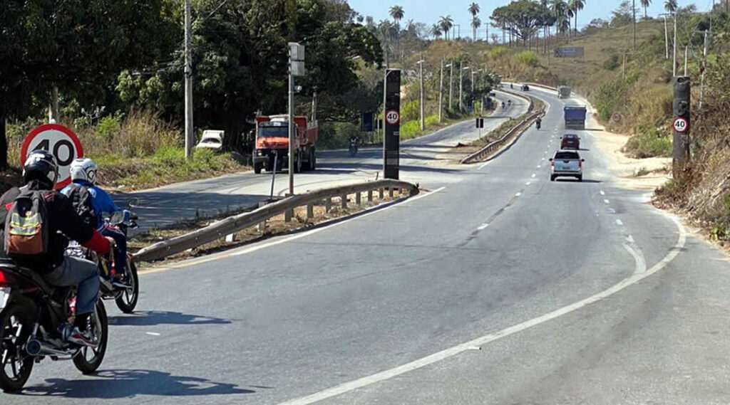 Jovem sofre trauma cranioencefálico após acidente entre moto e caminhão na LMG-806, em Ribeirão das Neves - Foto: Divulgação/DER-MG (Imagens Arquivo)