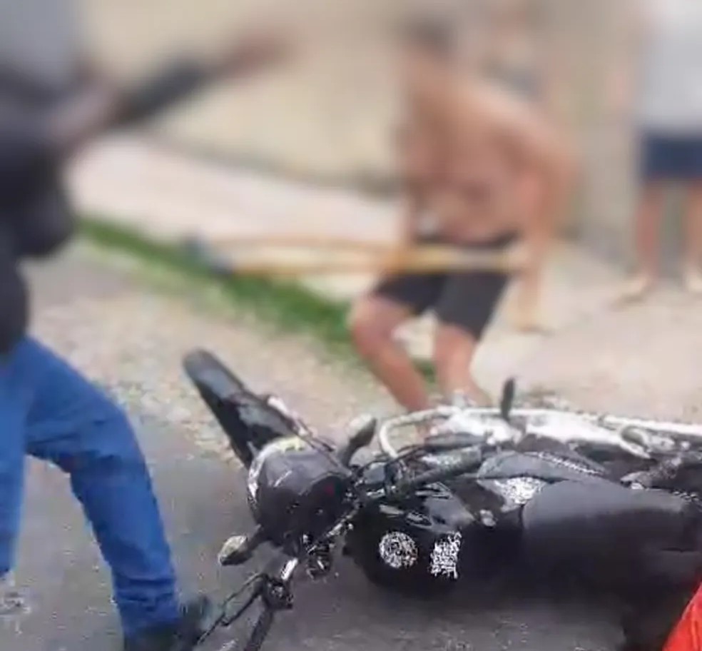 Motoboy é agredido muletadas por família ao pedir código da entrega no bairro Caiçara, em BH - Foto: Reprodução/Redes Sociais