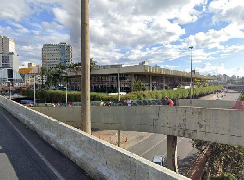 Homem furta celular, pula de passarela e morre nos fundos da rodoviária em Belo Horizonte - Foto: Reprodução/Google Street View