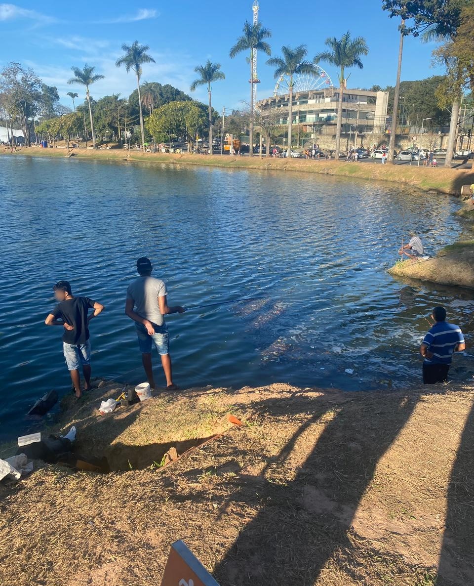 Mesmo proibida por lei, pesca na Lagoa da Pampulha é flagrada na orla - Foto: Elberty Valadares | Por Dentro de Minas