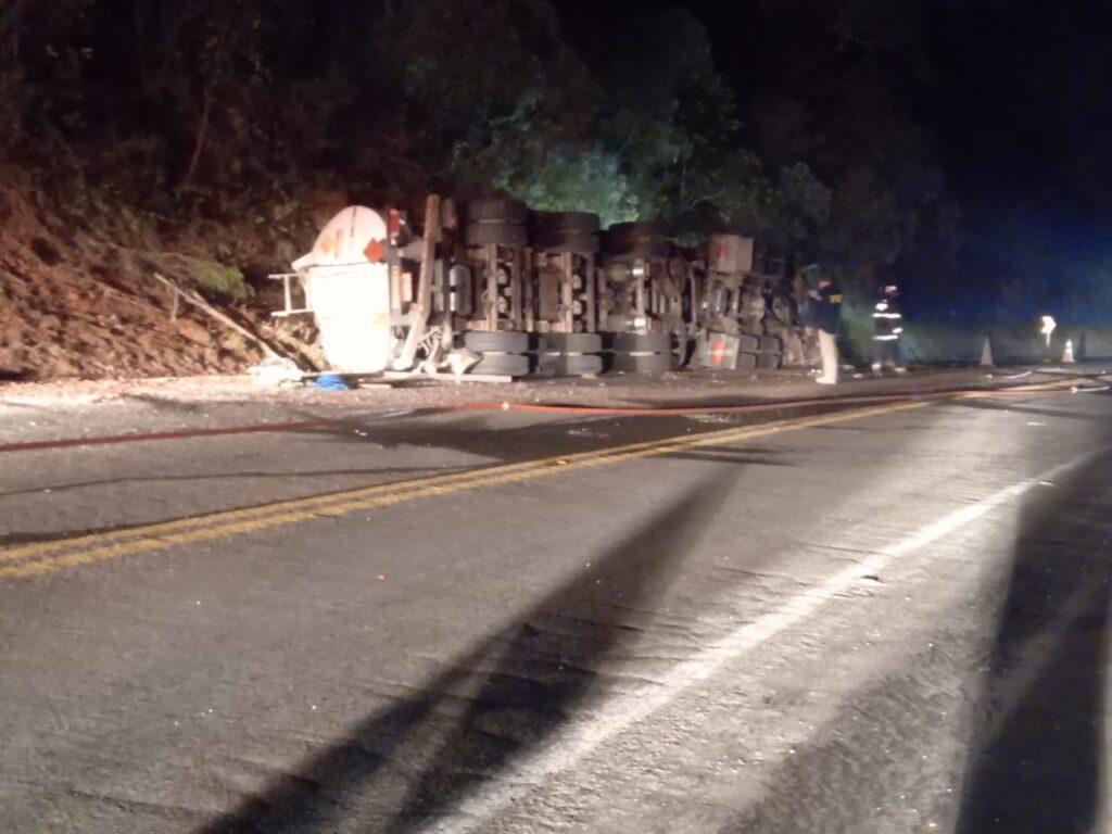 Caminhão tanque com etanol tomba e motorista fica gravemente ferido na BR-267, em Bom Jardim de Minas - Foto: Divulgação/Corpo de Bombeiros