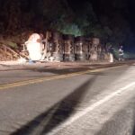 Caminhão tanque com etanol tomba e motorista fica gravemente ferido na BR-267, em Bom Jardim de Minas - Foto: Divulgação/Corpo de Bombeiros