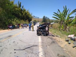 Três pessoas morrem em acidente frontal entre carro e caminhão na MG-179, em Poço Fundo - Foto: Divulgação/Corpo de Bombeiros