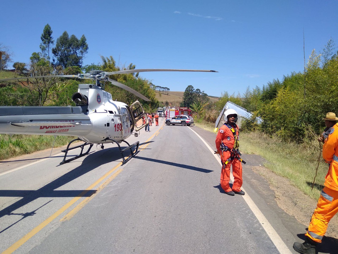 Três pessoas morrem em acidente frontal entre carro e caminhão na MG-179, em Poço Fundo - Foto: Divulgação/Corpo de Bombeiros