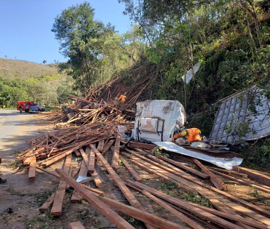 Caminhão capota e motorista morre preso debaixo de madeiras na MGC-482, em Conselheiro Lafaiete - Foto: Divulgação/Corpo de Bombeiros
