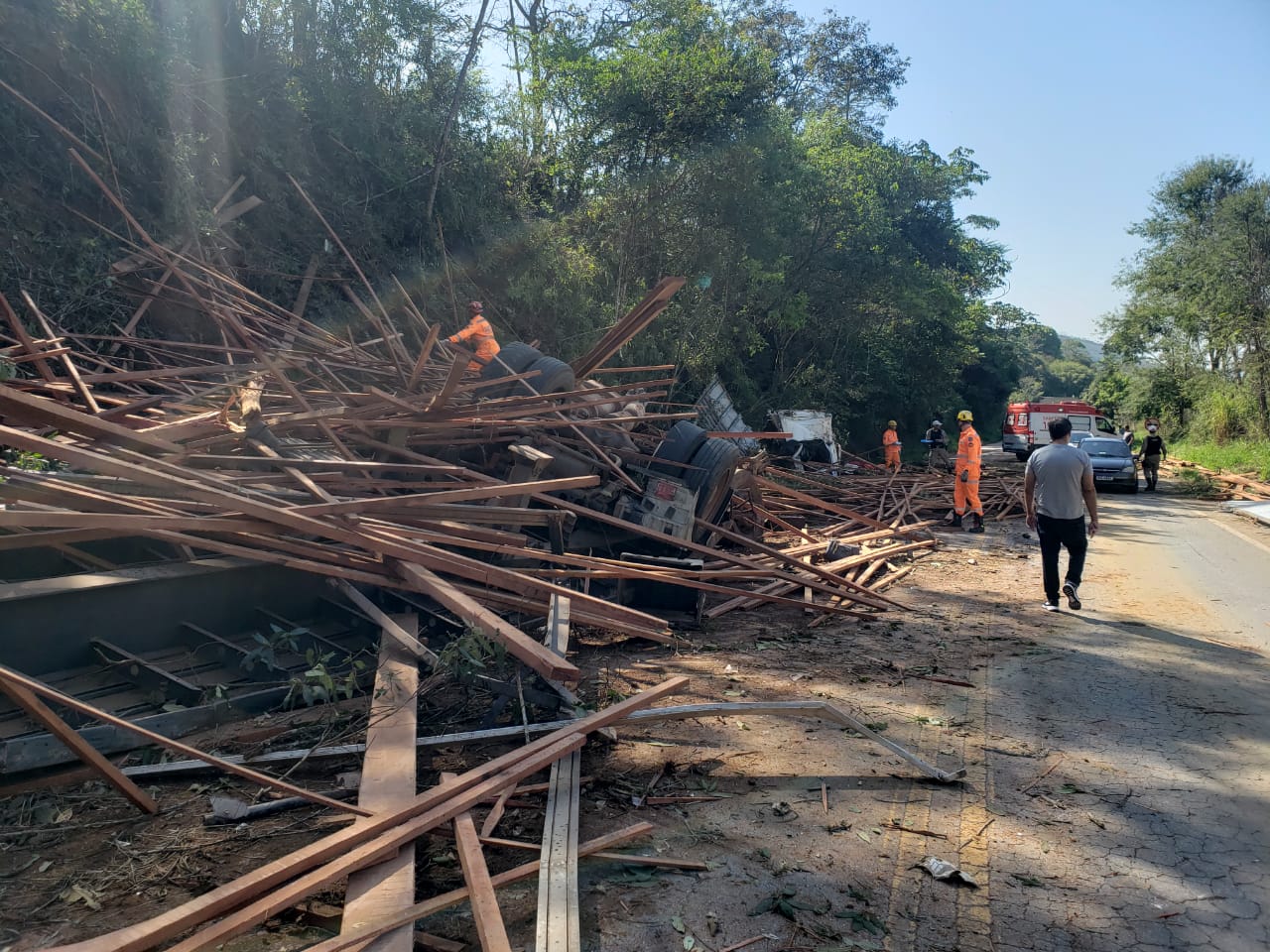 Caminhão capota e motorista morre preso debaixo de madeiras na MGC-482, em Conselheiro Lafaiete - Foto: Divulgação/Corpo de Bombeiros