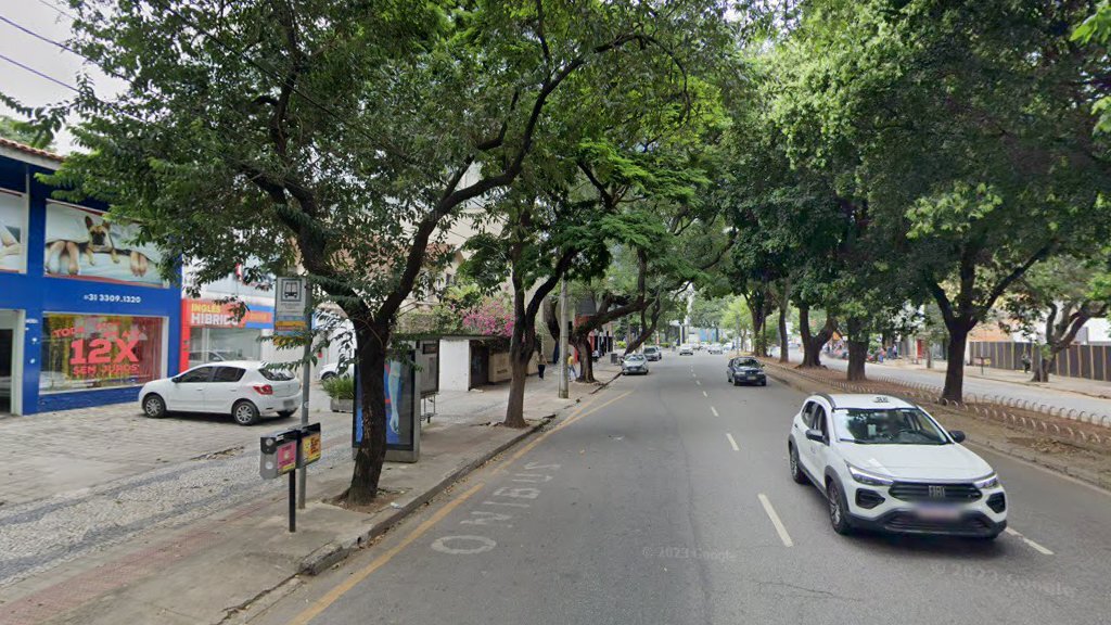 Suspeita de bomba mobiliza policiais do BOPE e fecha avenida na Savassi, em BH - Foto: Reprodução/Google Street View