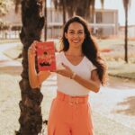 Sara Queiroz e livro Você é música