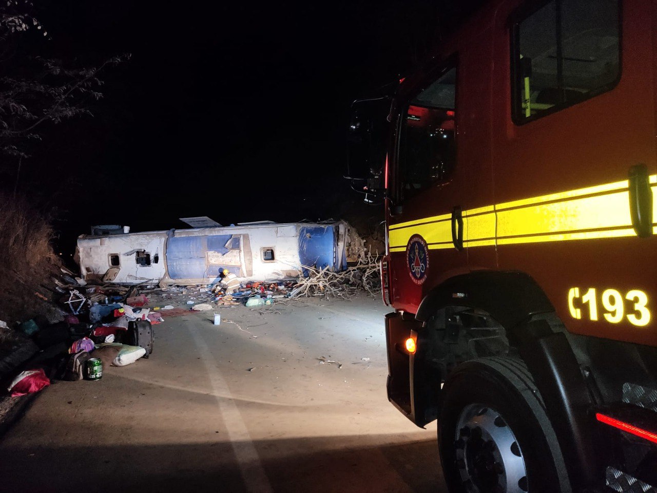 Acidente com ônibus de turismo mata duas pessoas e deixa dezenas de feridos na BR-251, em Salinas - Foto: Divulgação/CBMMG