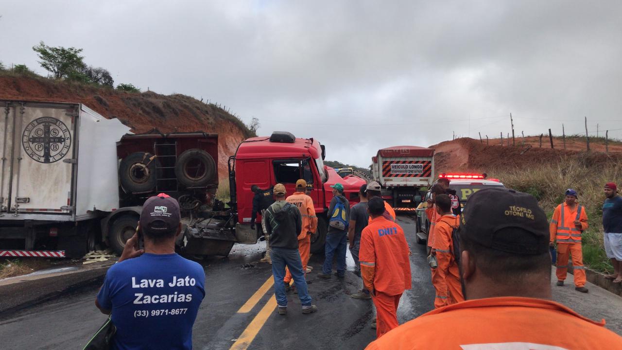 Acidente entre caminhões interdita trecho da BR-262, em Santo Antônio do Gama - Foto: Divulgação