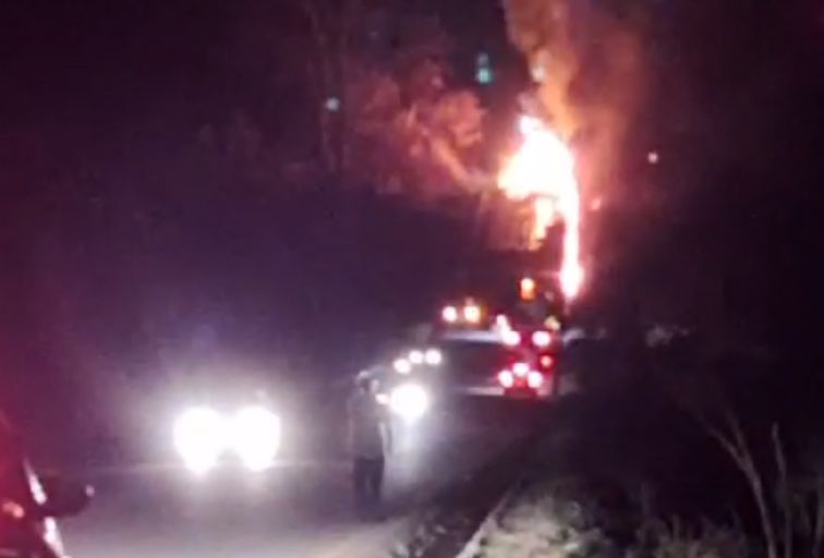 Caminhão pega fogo e interdita totalmente na MG-451, entre Pará de Minas e Ascensão - Foto: Reprodução