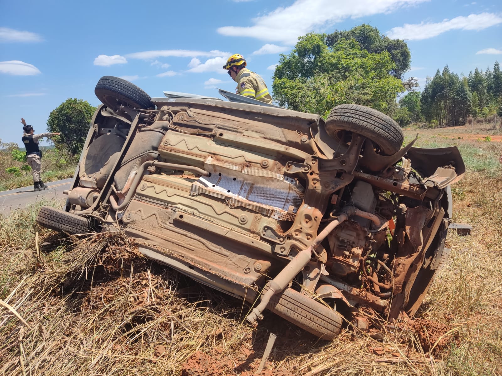 Casal morre preso às ferragens após carro capotar na MGC-251, em São João da Lagoa - Foto: Divulgação/Corpo de Bombeiros