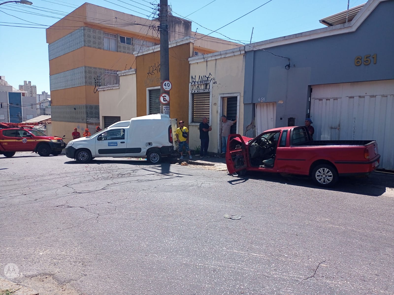 Motorista bêbado bate em carro e atropela menina no bairro Santa Efigênia, em BH - Foto: Divulgação/Corpo de Bombeiros