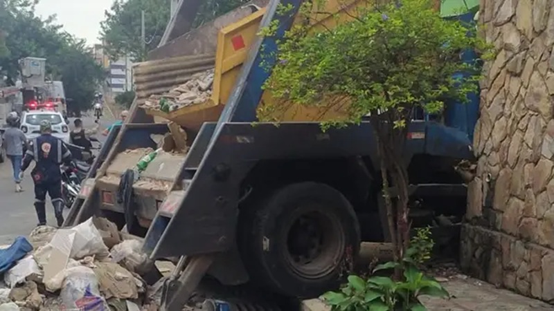 Motorista de caminhão morre prensado contra muro de casa em acidente no bairro Floramar, em BH - Foto: Reprodução/Redes Sociais