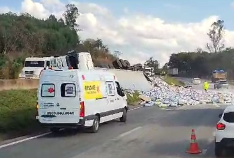 Carreta tomba, carga espalha na pista e interdita rodovia BR-040, em Esmeraldas - Foto: Reprodução/Redes Sociais