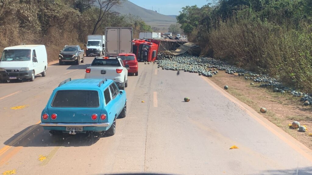 Caminhão tomba, carga de abóbora espalha na pista e fecha BR-040, em Itabirito - Foto: Reprodução/Redes Sociais