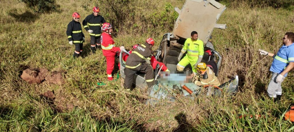 Duas pessoas ficam presas às ferragens após acidente de carro na BR-040, em Juiz de Fora - Foto: Divulgação/Corpo de Bombeiros