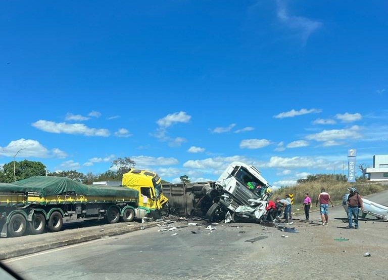 Três pessoas morrem em acidente entre caminhões e carros na rodovia BR-040, em Sete Lagoas - Foto: Reprodução/Redes Sociais