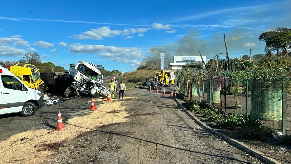 Três pessoas morrem em acidente entre caminhões e carro na rodovia BR-040, em Sete Lagoas - Foto: Divulgação/Corpo de Bombeiros