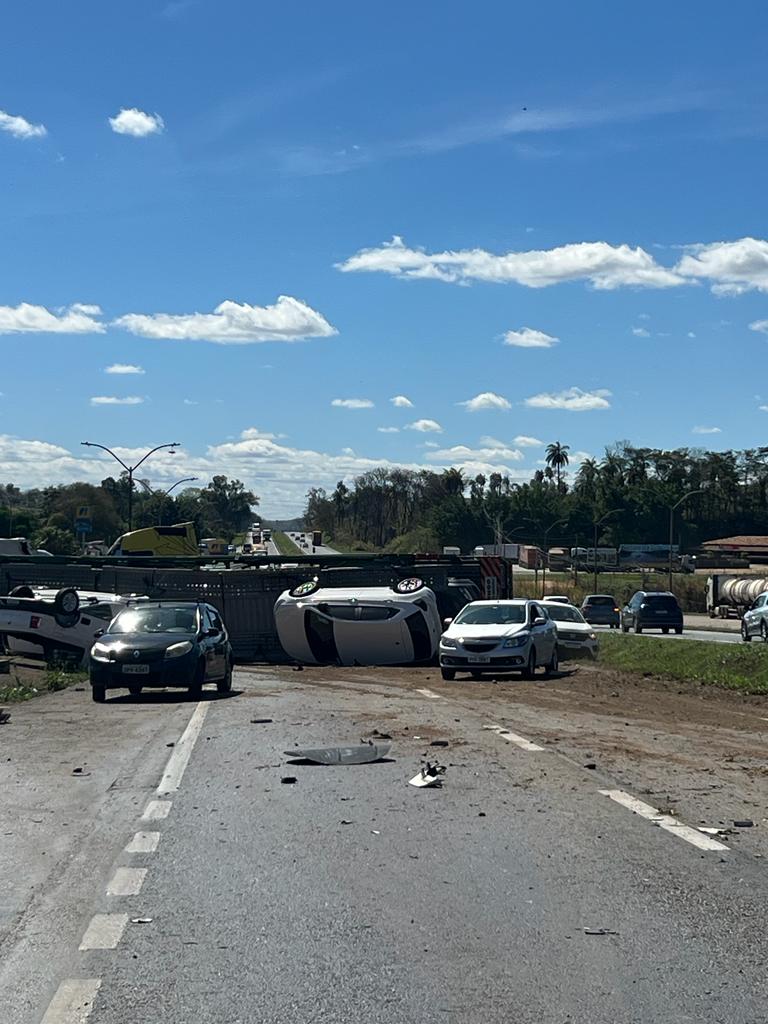 Três pessoas morrem em acidente entre caminhões e carros na rodovia BR-040, em Sete Lagoas - Foto: Reprodução/Redes Sociais