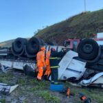 Motorista morre após carreta carregado com vidro capotar na BR-116, em Muriaé - Foto: Divulgação/Corpo de Bombeiros