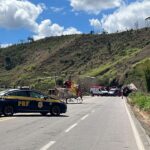 Acidente entre carretas interdita trânsito na BR-262, em São Domingos do Prata - Foto: Divulgação/Corpo de Bombeiros