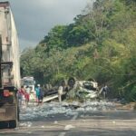 Motorista morre após caminhão tombar em acidente na BR-262, em São Domingos do Prata - Foto: Divulgação/Corpo de Bombeiros
